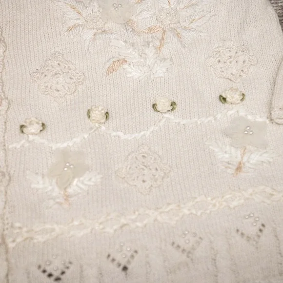 Vintage Grandma Sweater Sz L Knit Beaded Flowers Ivory GrannyCore Crochet Chunky - Picture 3 of 7